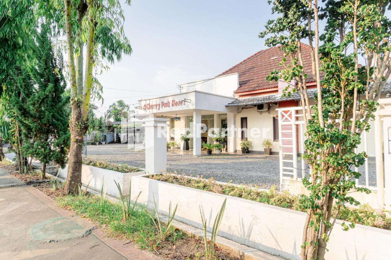 Cherry Pink Hotel Medan Mitra Reddoorz المظهر الخارجي الصورة